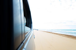 走行時車窓からの砂浜の画像